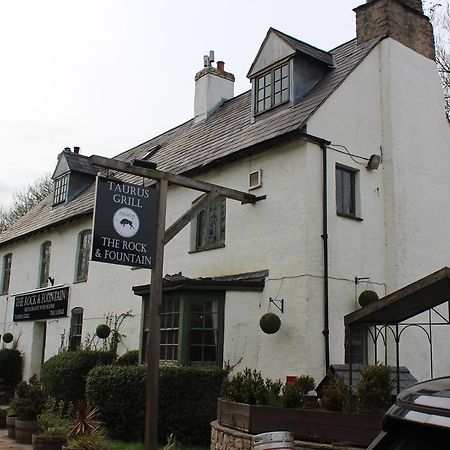 Rock And Fountain Hotel Newport  Exterior photo